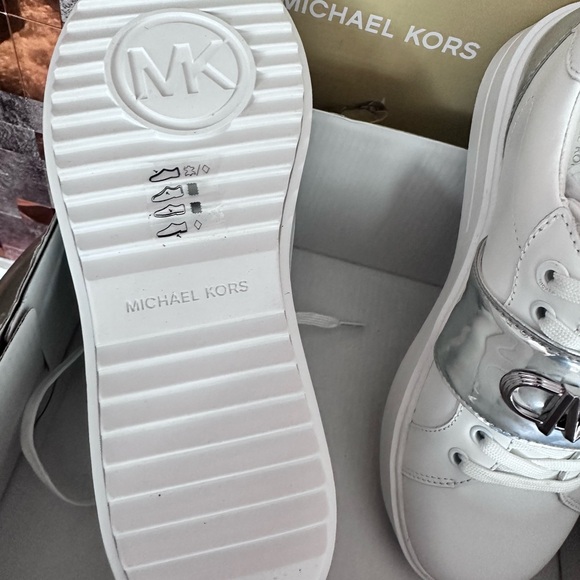 NEW Michael Kors Sneakers Size 7 - Picture 5 of 9